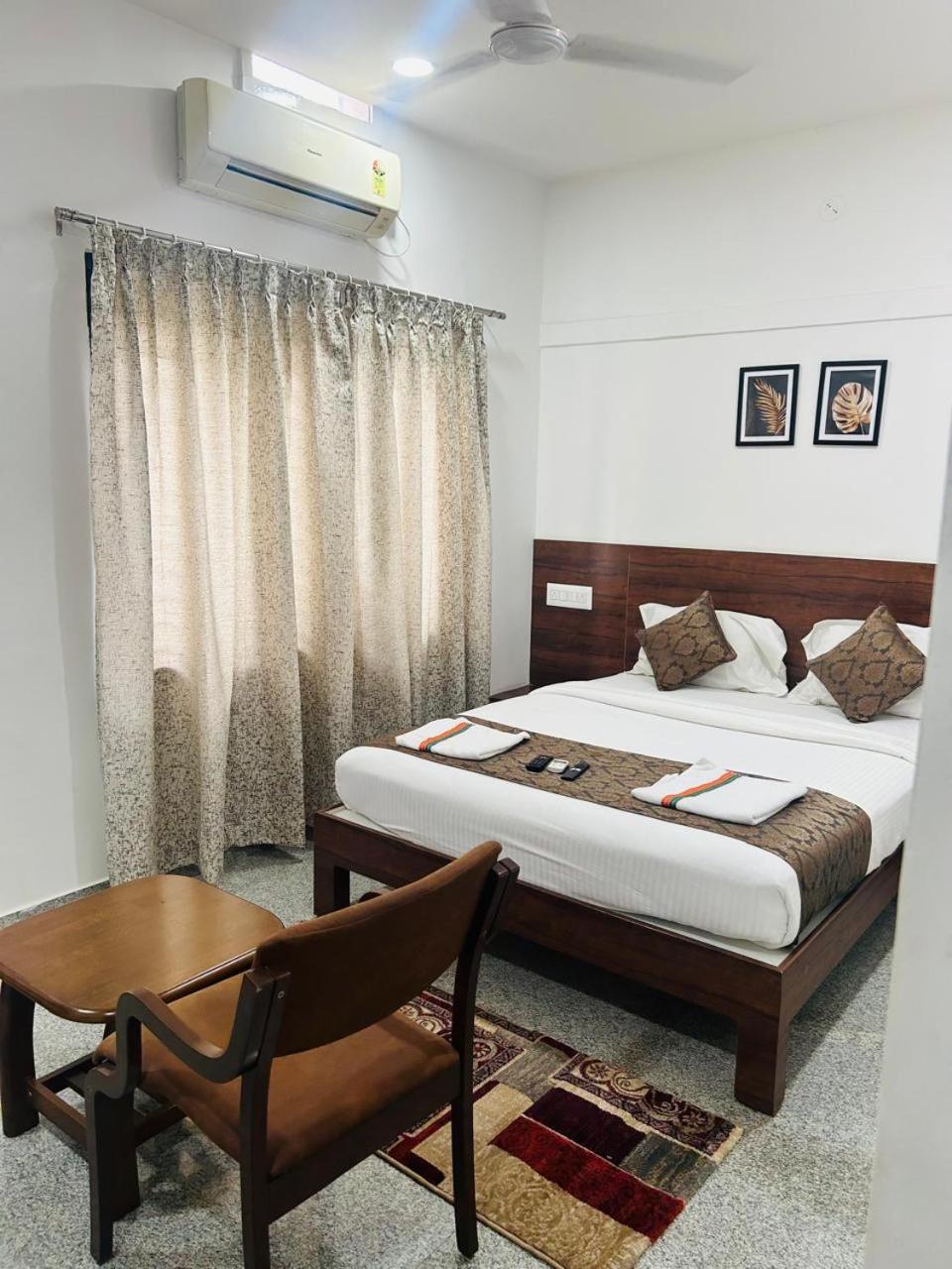 Hotel Queens Comfort Mysore Exteriör bild