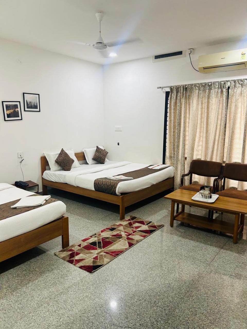 Hotel Queens Comfort Mysore Exteriör bild