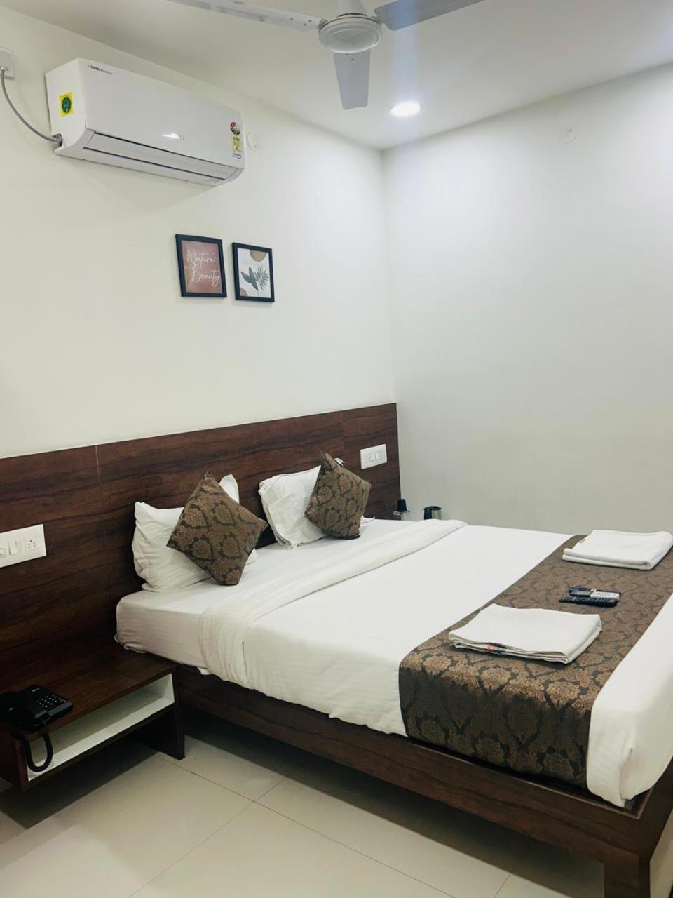 Hotel Queens Comfort Mysore Exteriör bild