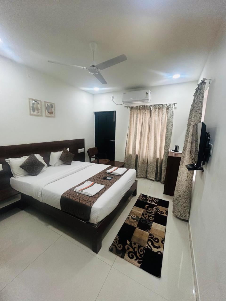 Hotel Queens Comfort Mysore Exteriör bild