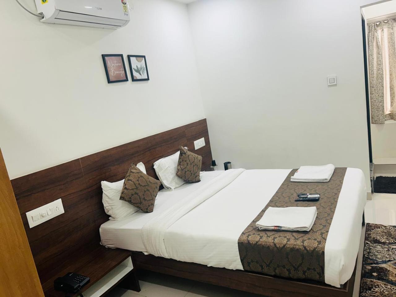 Hotel Queens Comfort Mysore Exteriör bild