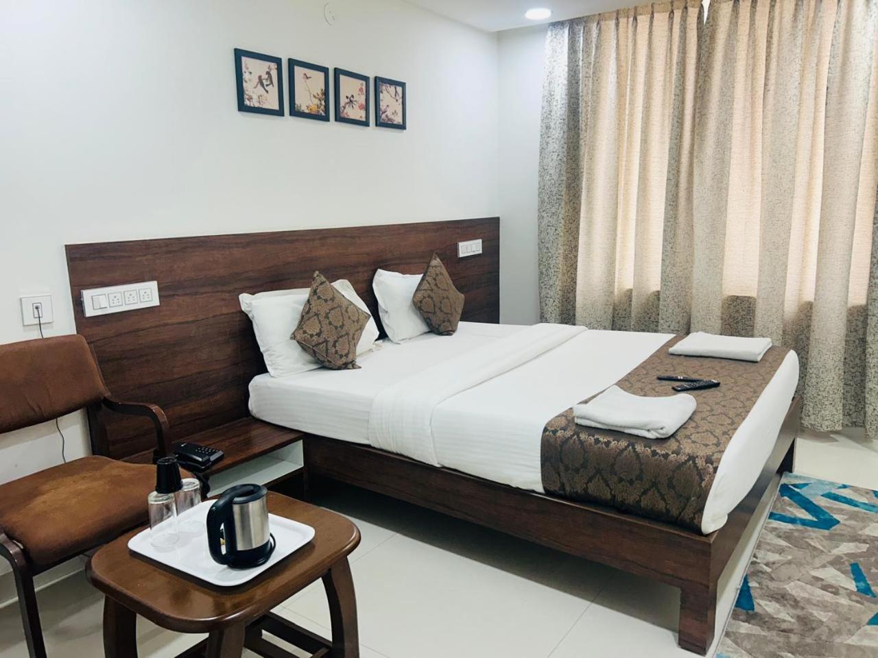 Hotel Queens Comfort Mysore Exteriör bild