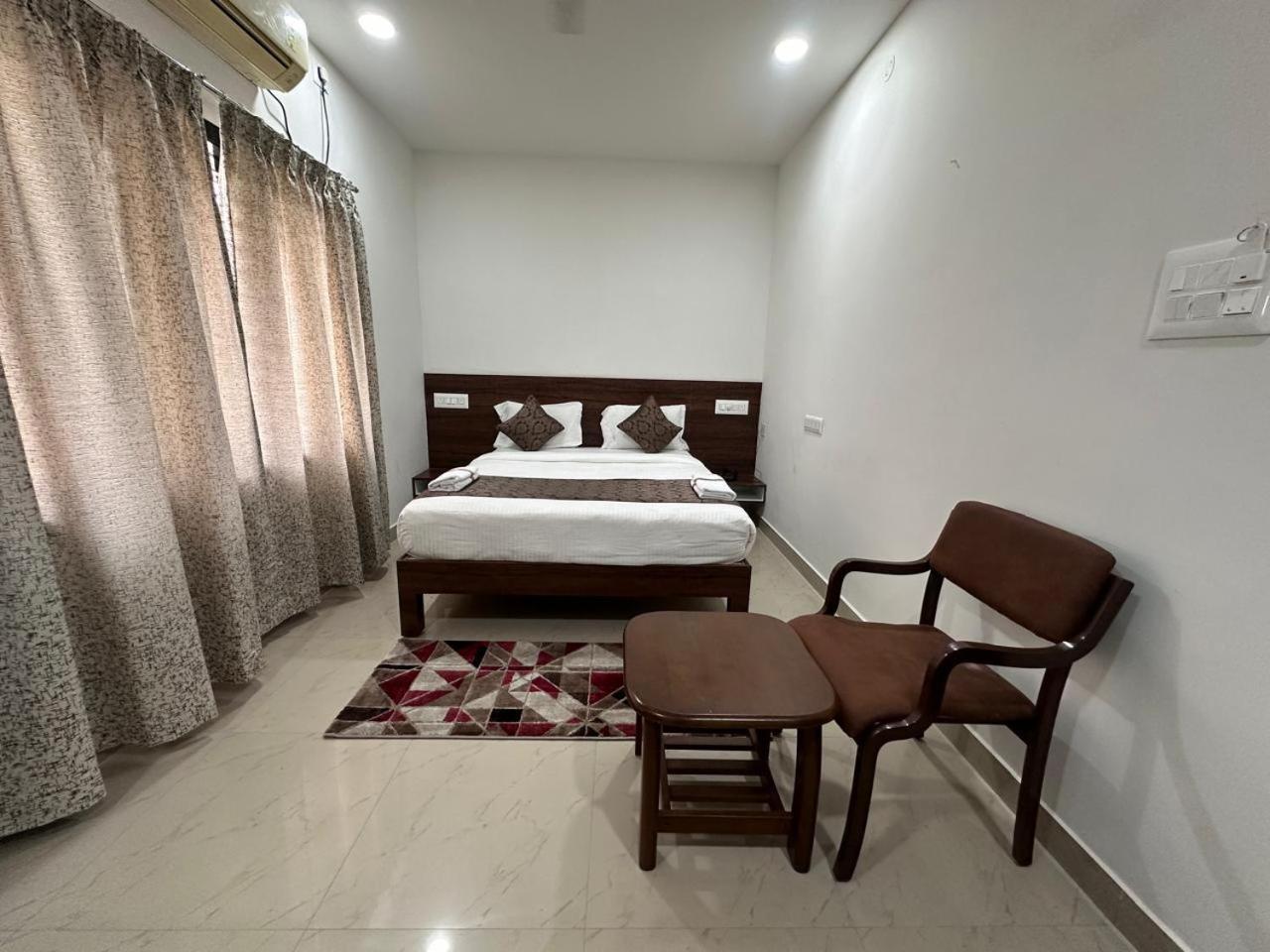 Hotel Queens Comfort Mysore Exteriör bild