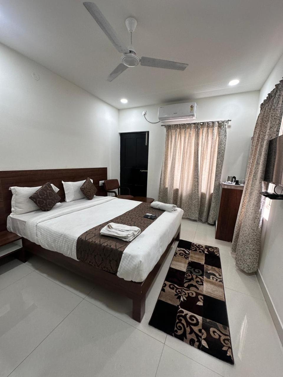 Hotel Queens Comfort Mysore Exteriör bild