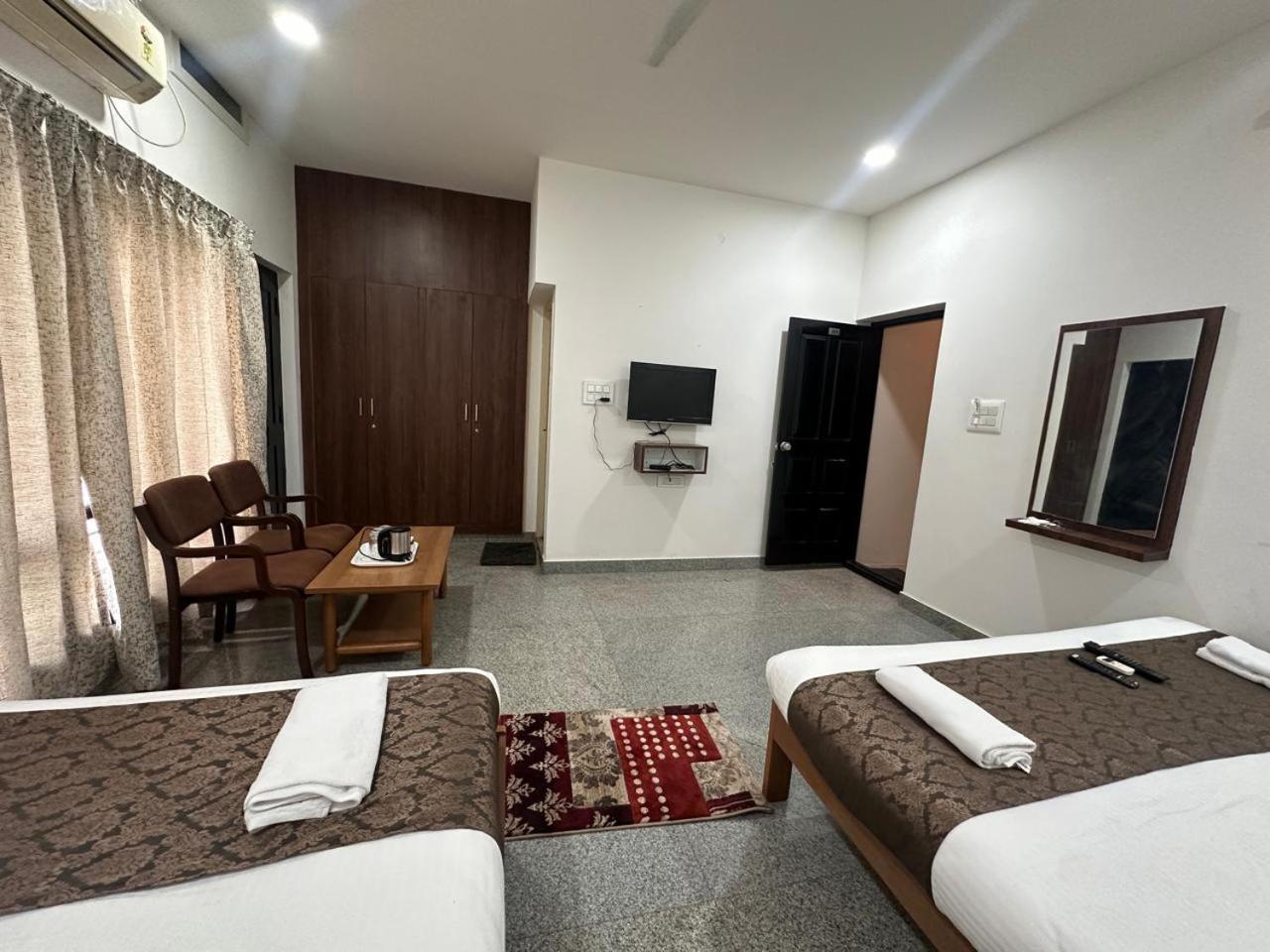 Hotel Queens Comfort Mysore Exteriör bild