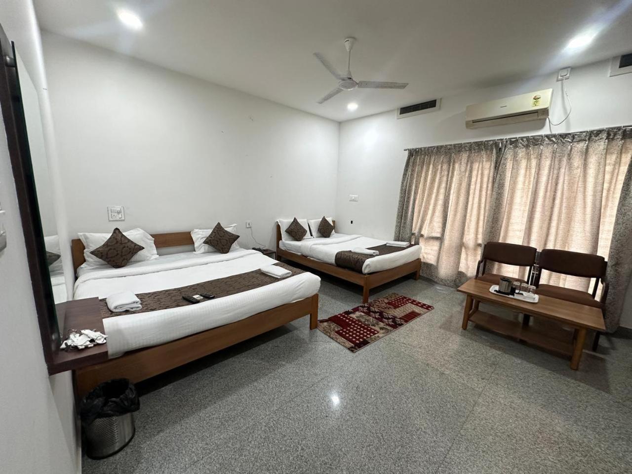 Hotel Queens Comfort Mysore Exteriör bild