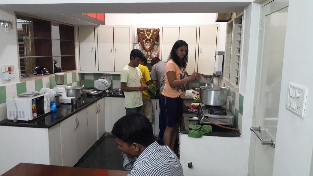 Hotel Queens Comfort Mysore Exteriör bild